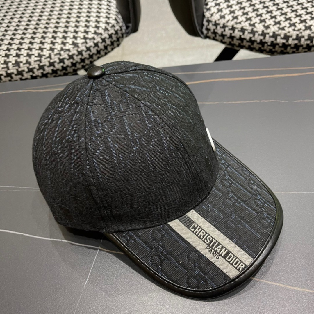  迪奥Dior🧢 棒球帽，非常经典的经典，流行的复古美，四季可用，出门必备，非常显脸小