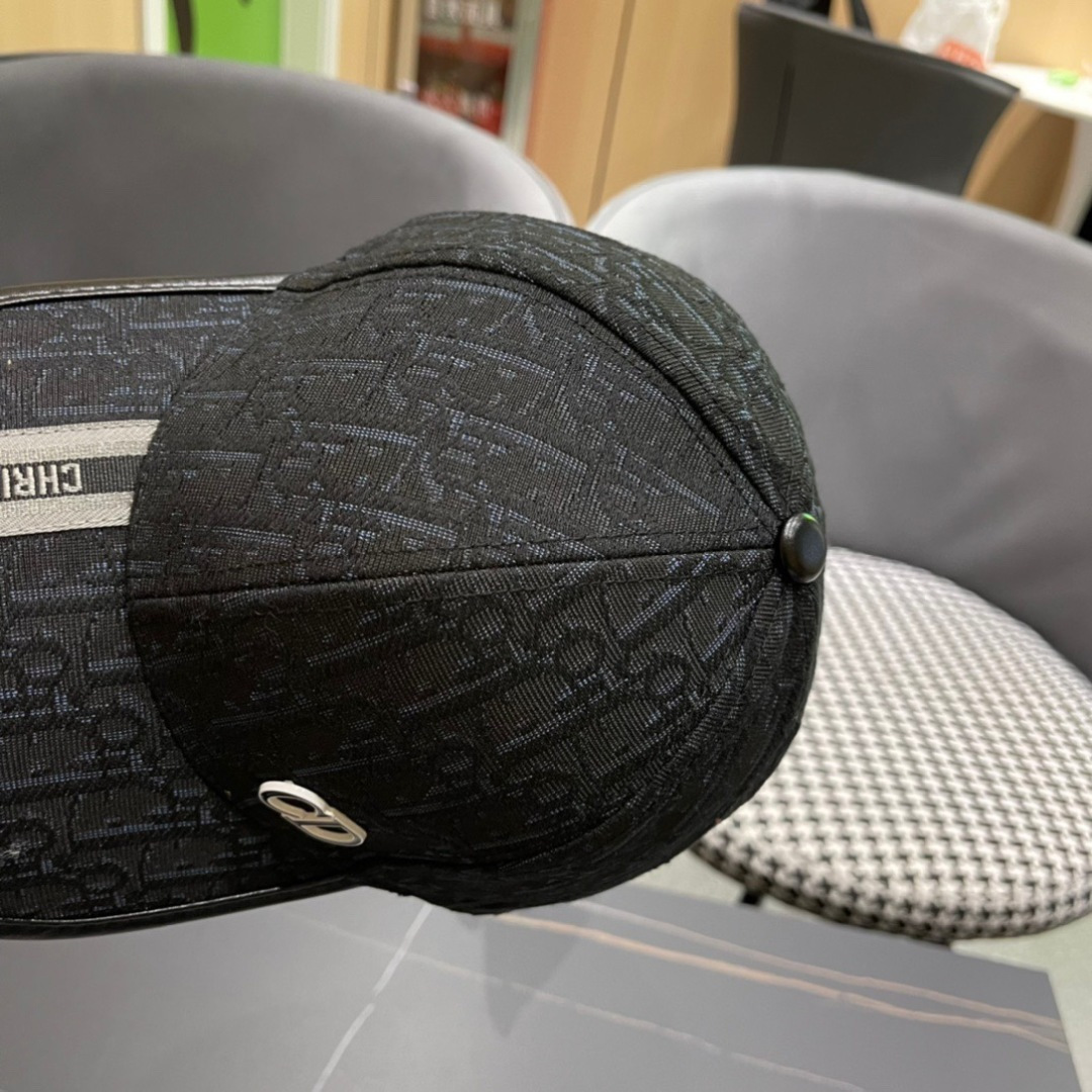  迪奥Dior🧢 棒球帽，非常经典的经典，流行的复古美，四季可用，出门必备，非常显脸小
