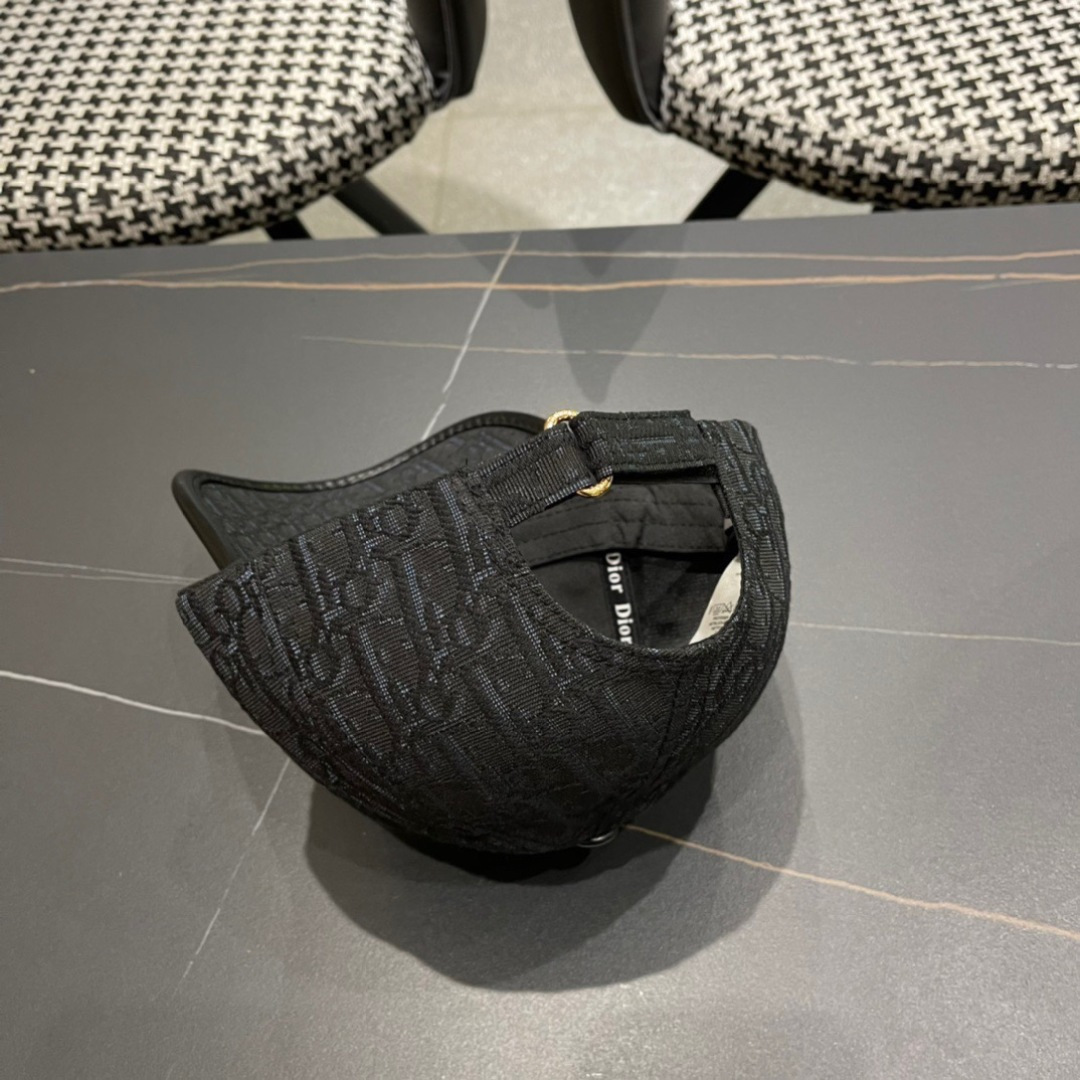  迪奥Dior🧢 棒球帽，非常经典的经典，流行的复古美，四季可用，出门必备，非常显脸小