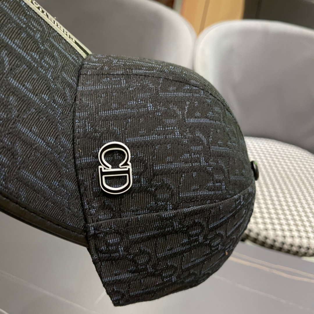  迪奥Dior🧢 棒球帽，非常经典的经典，流行的复古美，四季可用，出门必备，非常显脸小