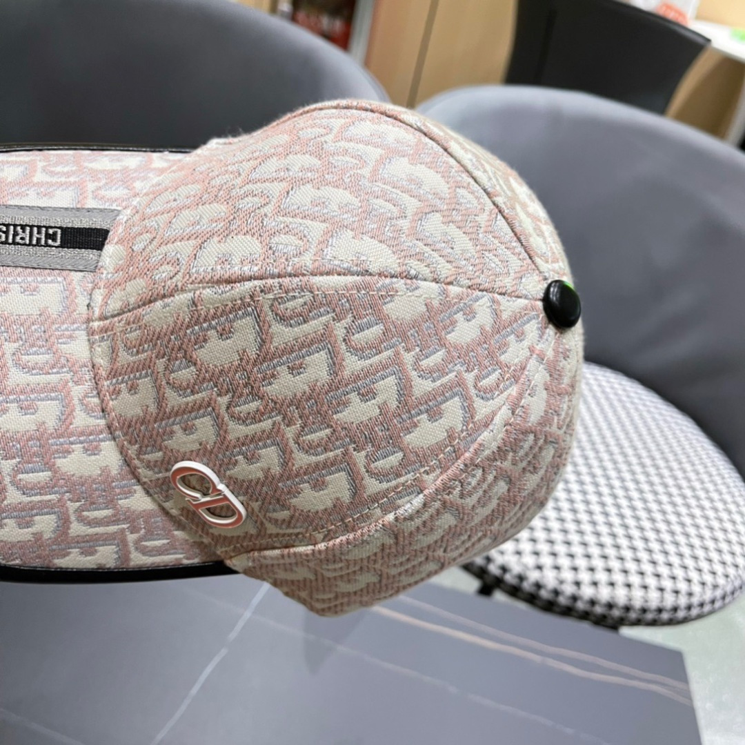  迪奥Dior🧢 棒球帽，非常经典的经典，流行的复古美，四季可用，出门必备，非常显脸小