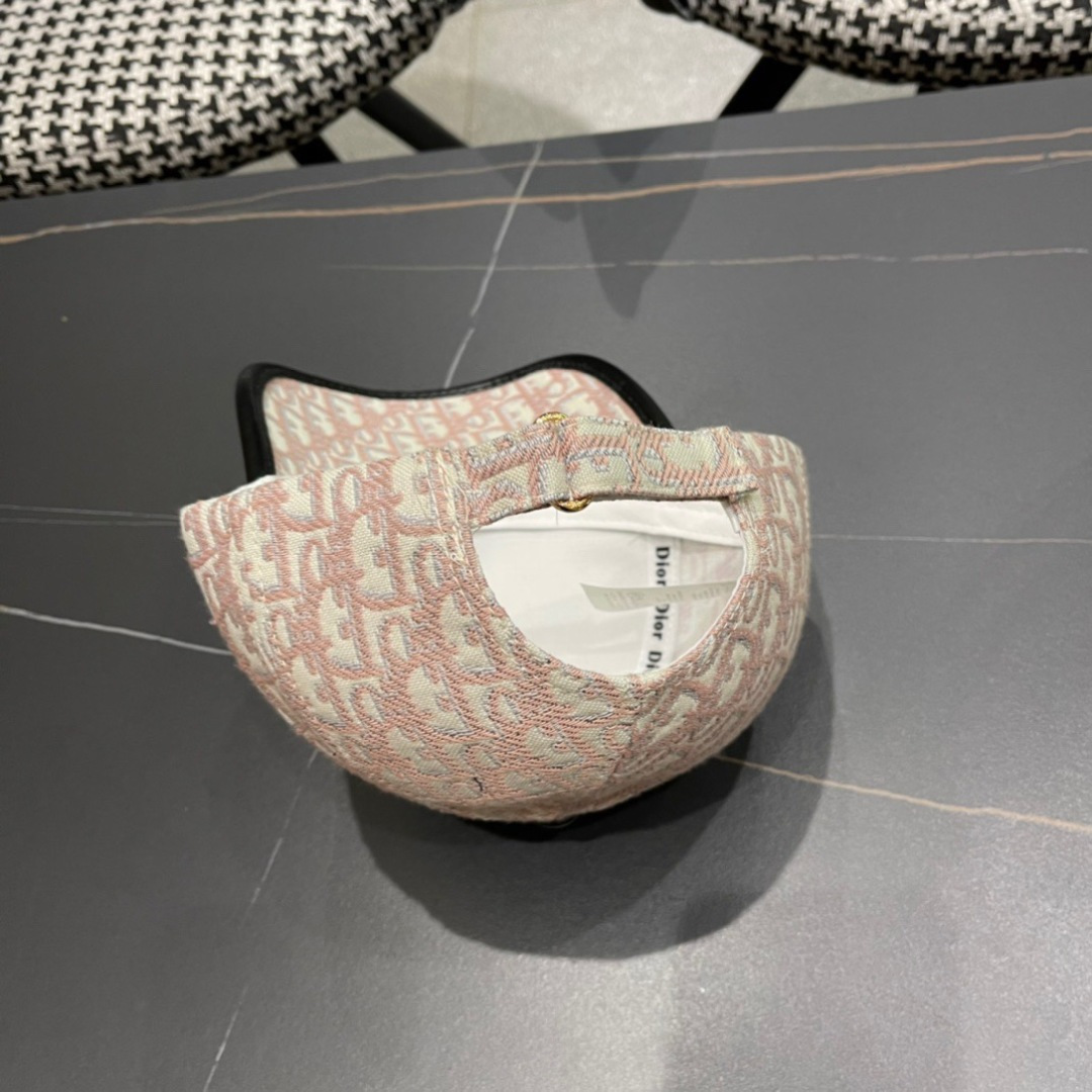  迪奥Dior🧢 棒球帽，非常经典的经典，流行的复古美，四季可用，出门必备，非常显脸小