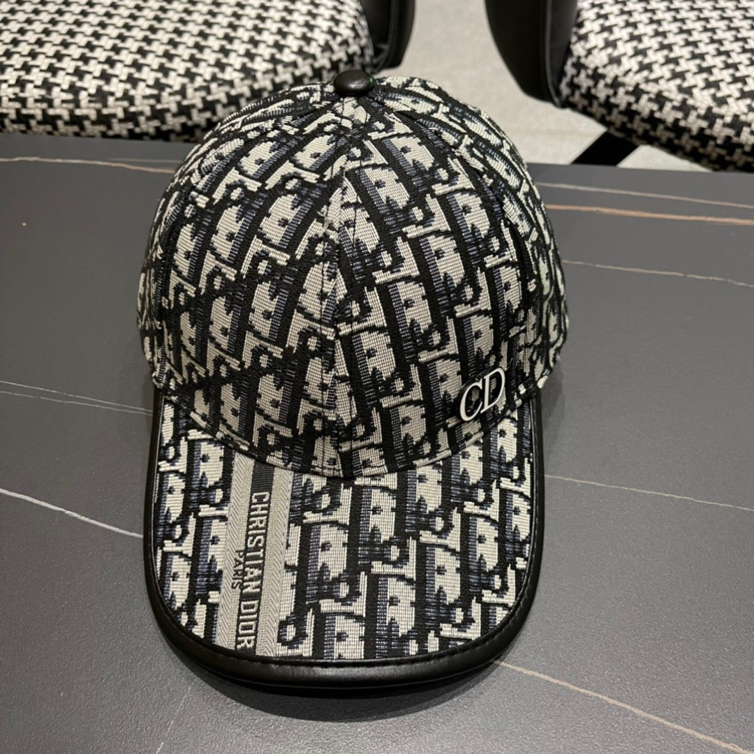  迪奥Dior🧢 棒球帽，非常经典的经典，流行的复古美，四季可用，出门必备，非常显脸小