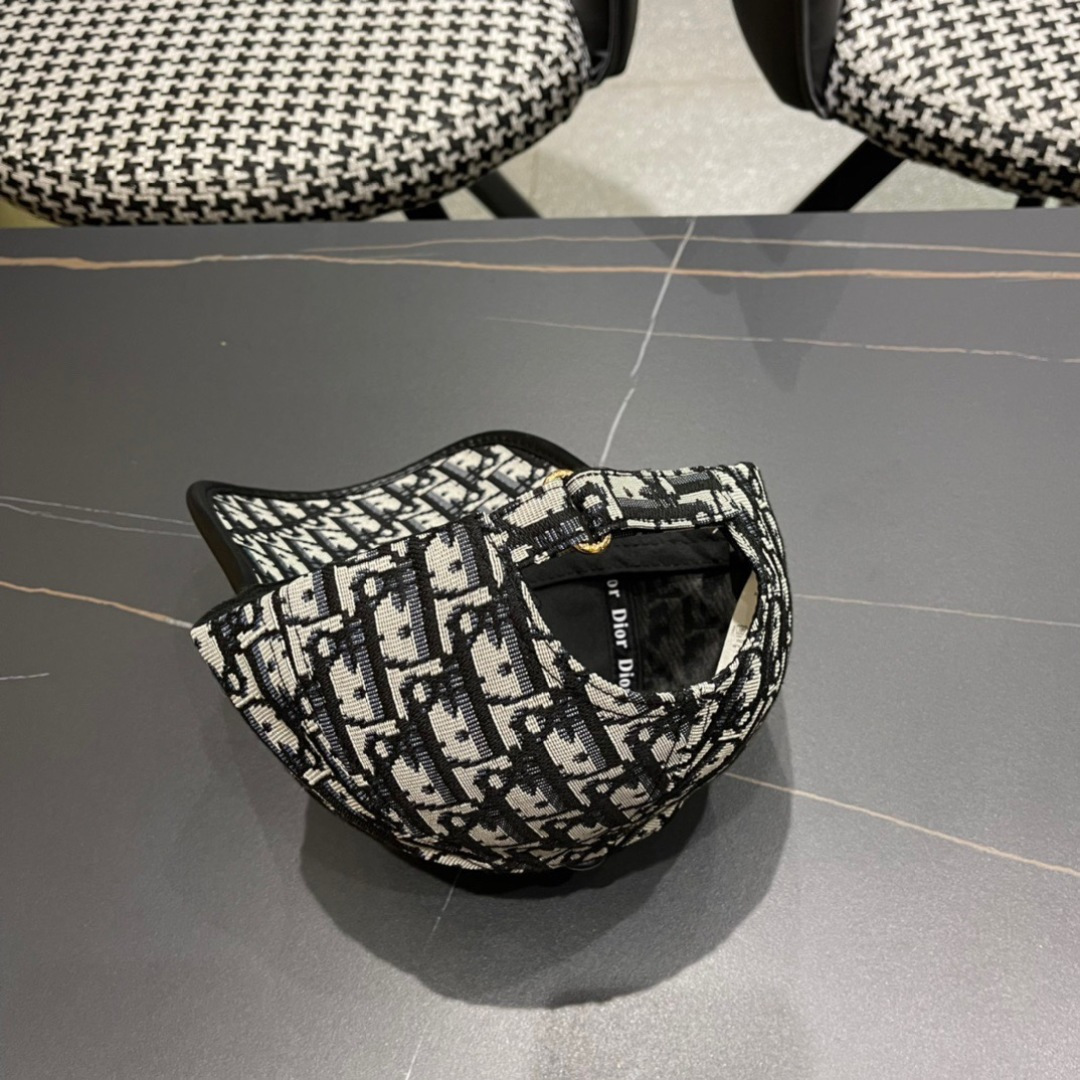  迪奥Dior🧢 棒球帽，非常经典的经典，流行的复古美，四季可用，出门必备，非常显脸小