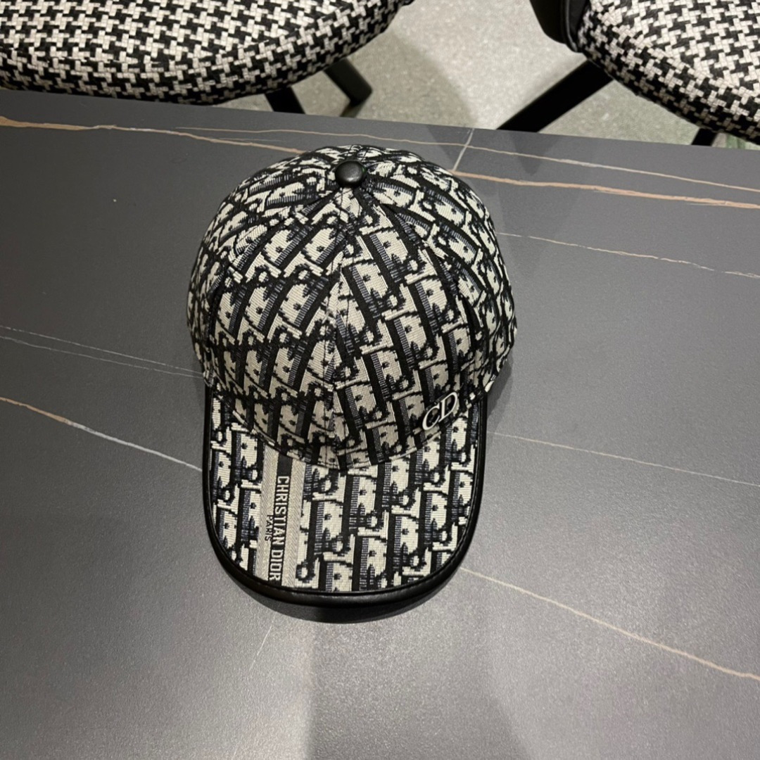  迪奥Dior🧢 棒球帽，非常经典的经典，流行的复古美，四季可用，出门必备，非常显脸小