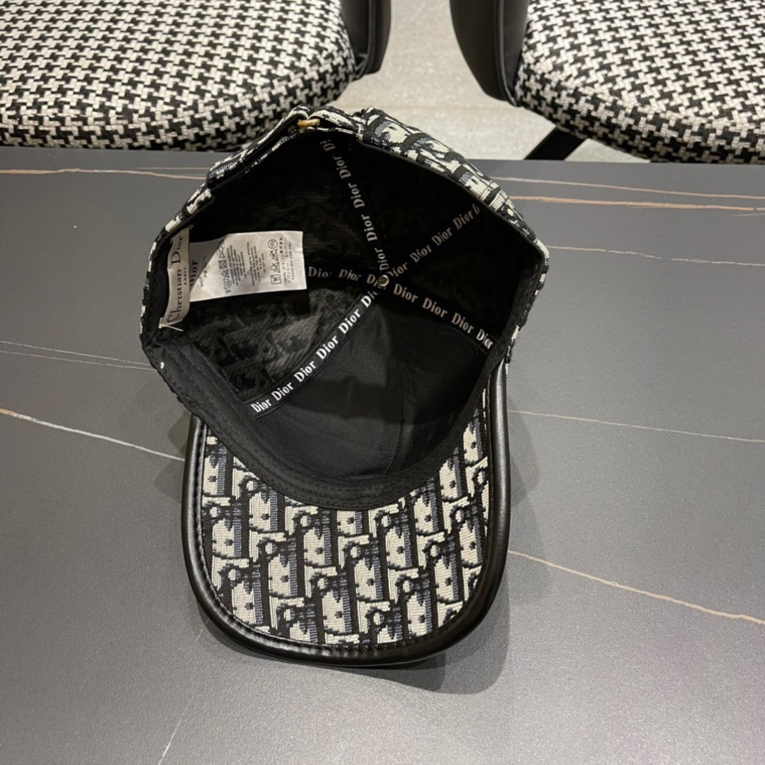  迪奥Dior🧢 棒球帽，非常经典的经典，流行的复古美，四季可用，出门必备，非常显脸小