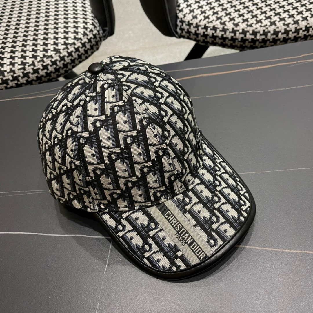  迪奥Dior🧢 棒球帽，非常经典的经典，流行的复古美，四季可用，出门必备，非常显脸小