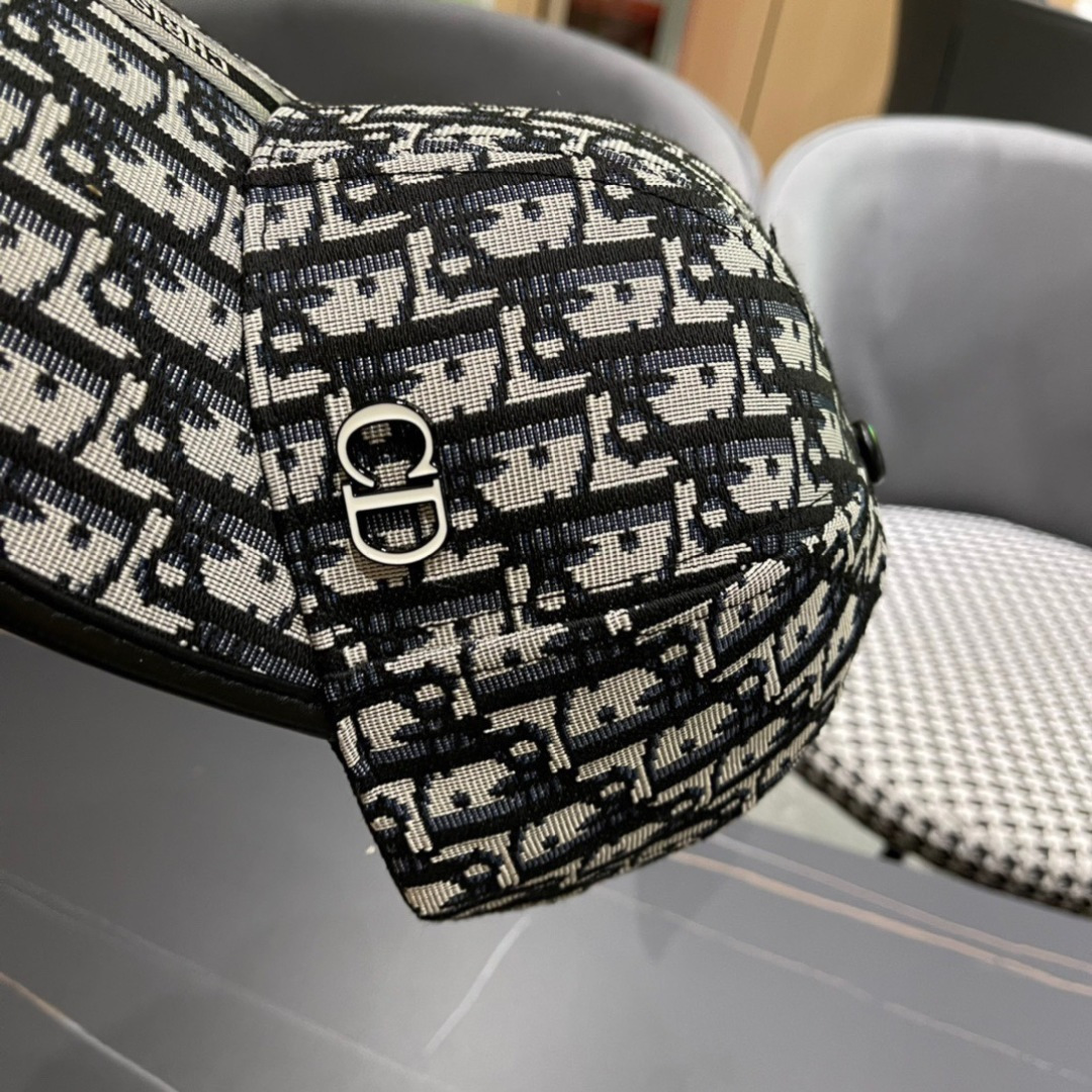  迪奥Dior🧢 棒球帽，非常经典的经典，流行的复古美，四季可用，出门必备，非常显脸小