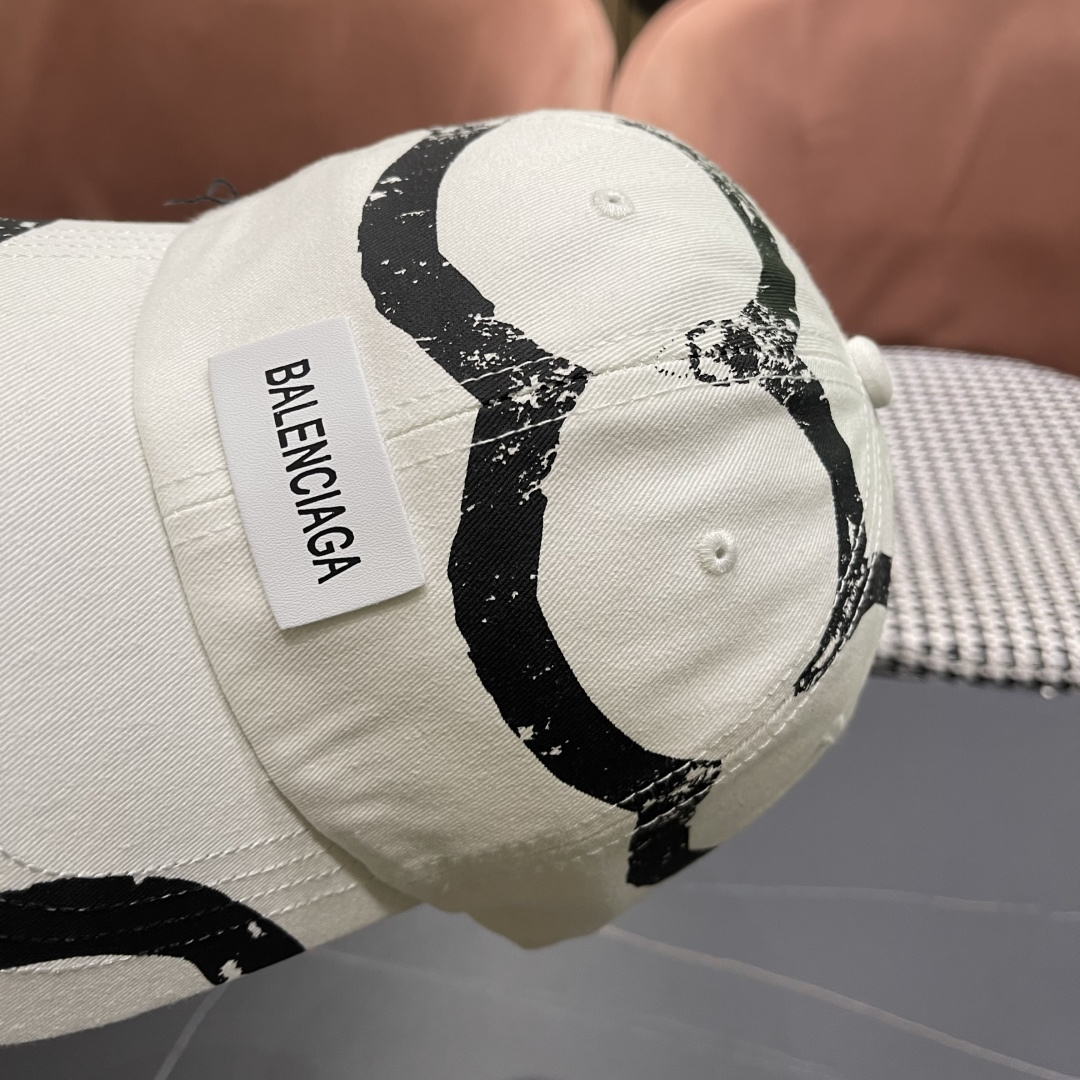  BALENCIAGA巴黎世家2025复古水洗棒球帽女大头围春夏涂鸦软顶百搭鸭舌帽
宽帽檐显脸小帽子