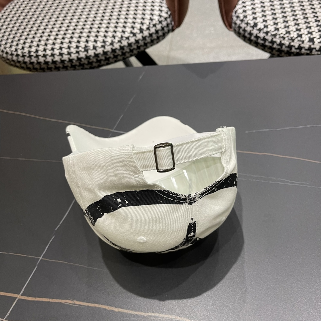  BALENCIAGA巴黎世家2025复古水洗棒球帽女大头围春夏涂鸦软顶百搭鸭舌帽
宽帽檐显脸小帽子