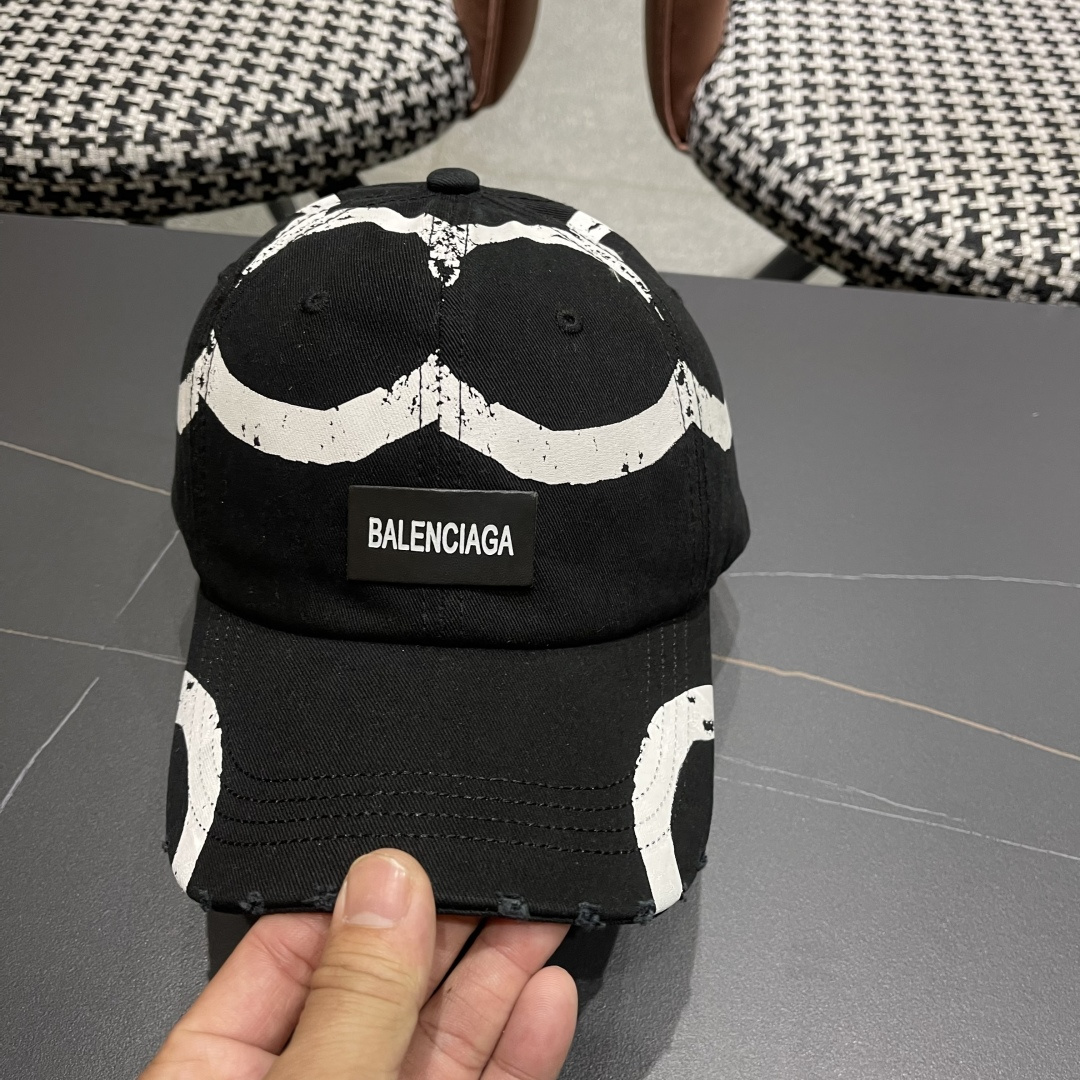  BALENCIAGA巴黎世家2025复古水洗棒球帽女大头围春夏涂鸦软顶百搭鸭舌帽
宽帽檐显脸小帽子
