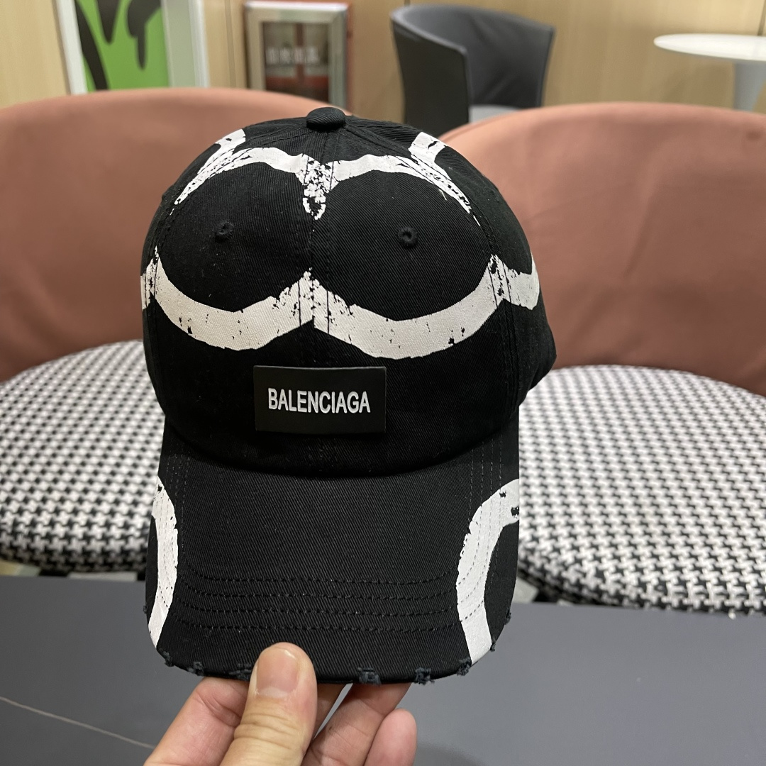  BALENCIAGA巴黎世家2025复古水洗棒球帽女大头围春夏涂鸦软顶百搭鸭舌帽
宽帽檐显脸小帽子