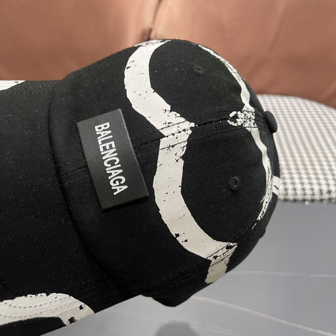  BALENCIAGA巴黎世家2025复古水洗棒球帽女大头围春夏涂鸦软顶百搭鸭舌帽
宽帽檐显脸小帽子