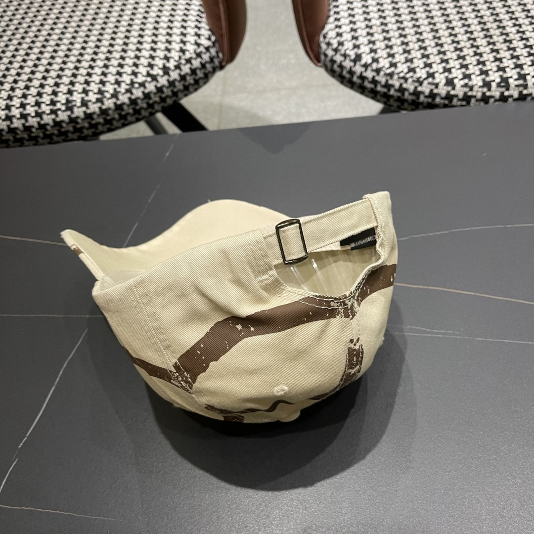  BALENCIAGA巴黎世家2025复古水洗棒球帽女大头围春夏涂鸦软顶百搭鸭舌帽
宽帽檐显脸小帽子