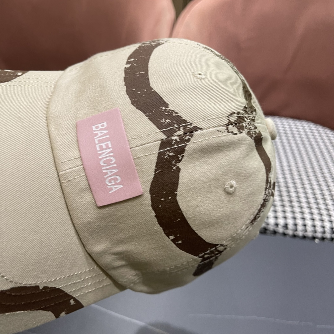  BALENCIAGA巴黎世家2025复古水洗棒球帽女大头围春夏涂鸦软顶百搭鸭舌帽
宽帽檐显脸小帽子