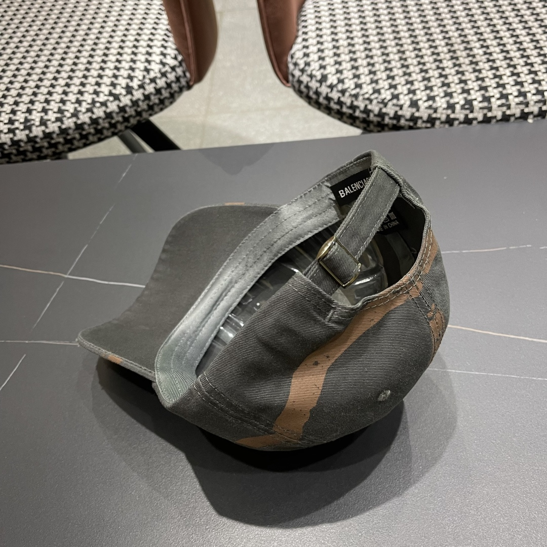  BALENCIAGA巴黎世家2025复古水洗棒球帽女大头围春夏涂鸦软顶百搭鸭舌帽
宽帽檐显脸小帽子