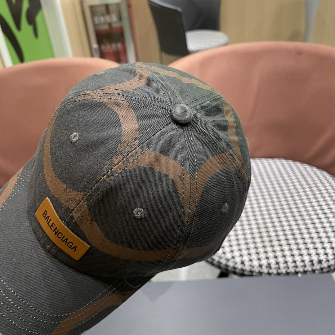  BALENCIAGA巴黎世家2025复古水洗棒球帽女大头围春夏涂鸦软顶百搭鸭舌帽
宽帽檐显脸小帽子