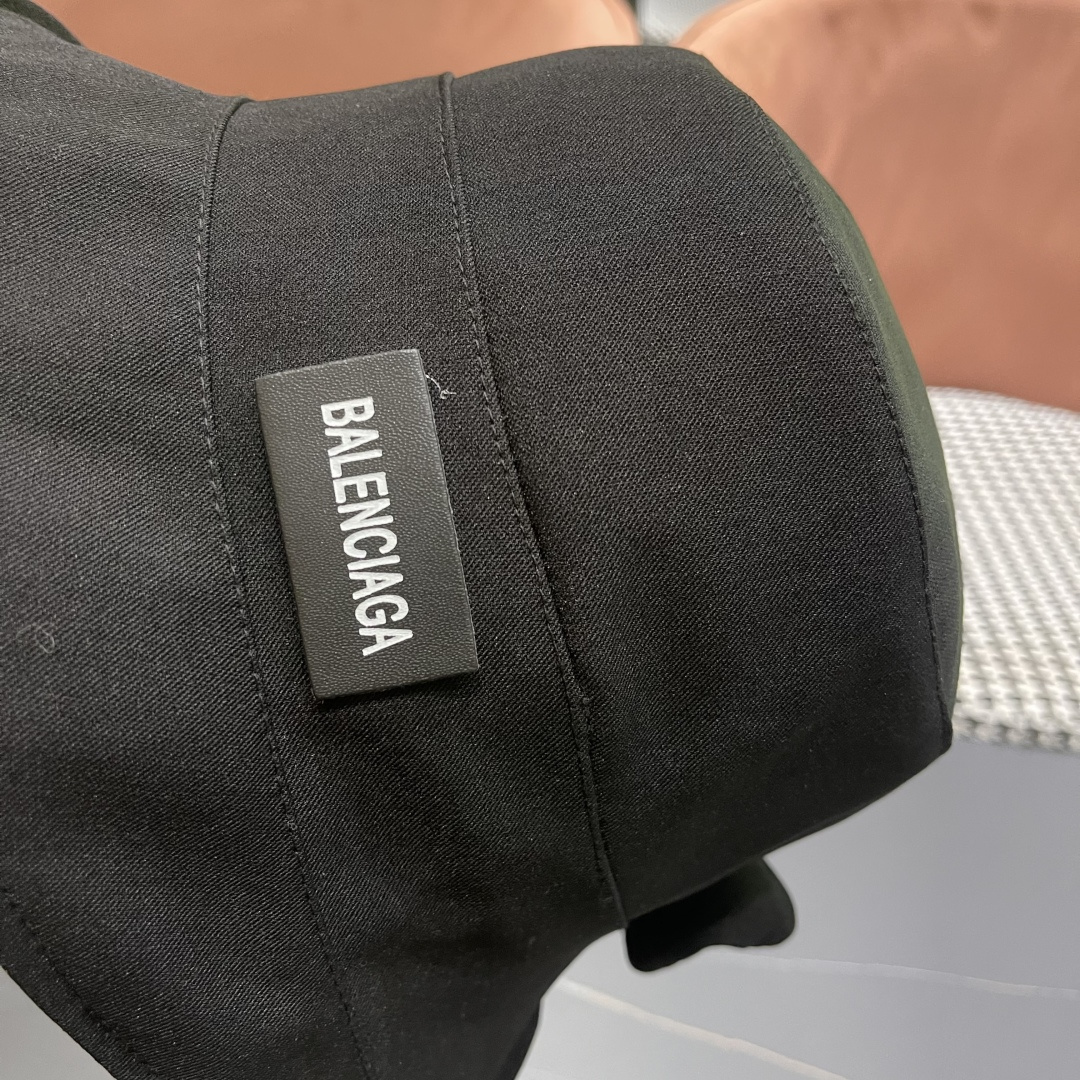  BALENCIAGA巴黎世家2025春夏不规则渔夫帽，简约休闲百搭款，出街必备