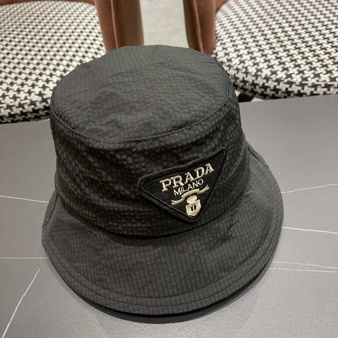  普拉达 Prada 新款抽绳渔夫帽女春夏韩版显脸小格子盆帽大牌款超好搭配，赶紧入手！