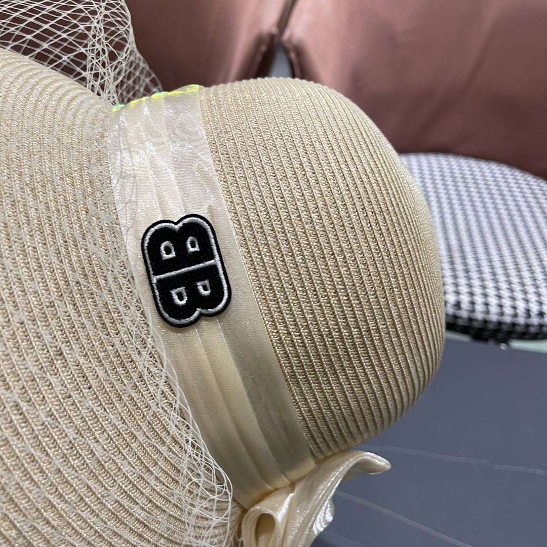  BALENCIAGA巴黎世家草帽2025新款韩系蝴蝶结草帽后开叉渔夫帽女
士海边沙滩帽遮阳帽