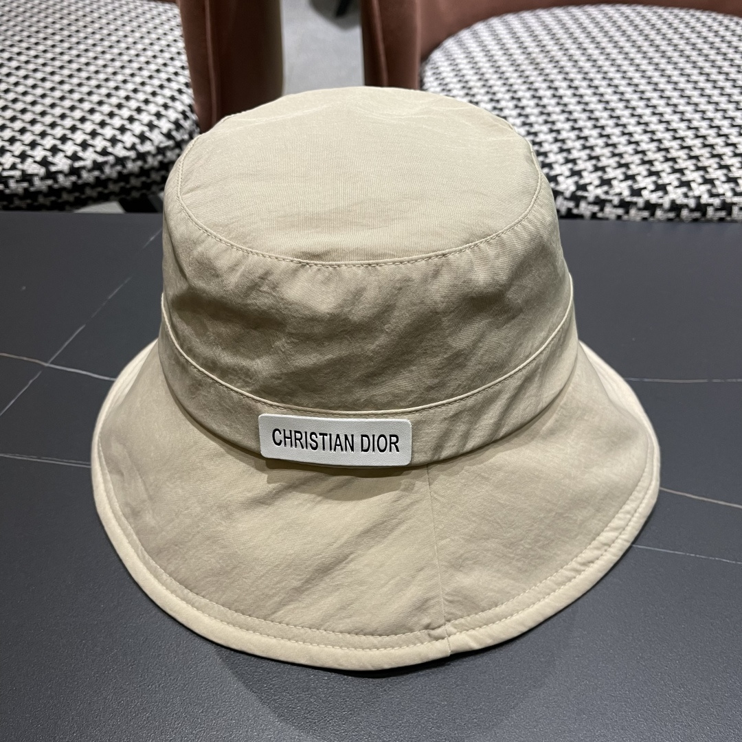  迪奥🧢春夏新款纯色渔夫帽🧢 火爆出货，百搭单品🥰随便搭配都很好看 时尚百搭