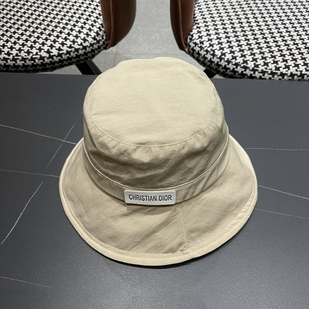  迪奥🧢春夏新款纯色渔夫帽🧢 火爆出货，百搭单品🥰随便搭配都很好看 时尚百搭
