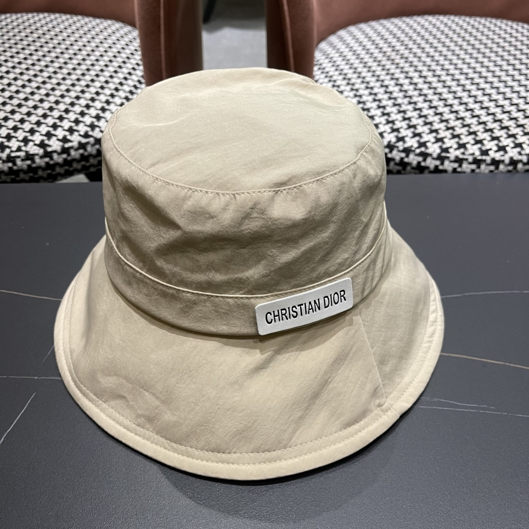  迪奥🧢春夏新款纯色渔夫帽🧢 火爆出货，百搭单品🥰随便搭配都很好看 时尚百搭