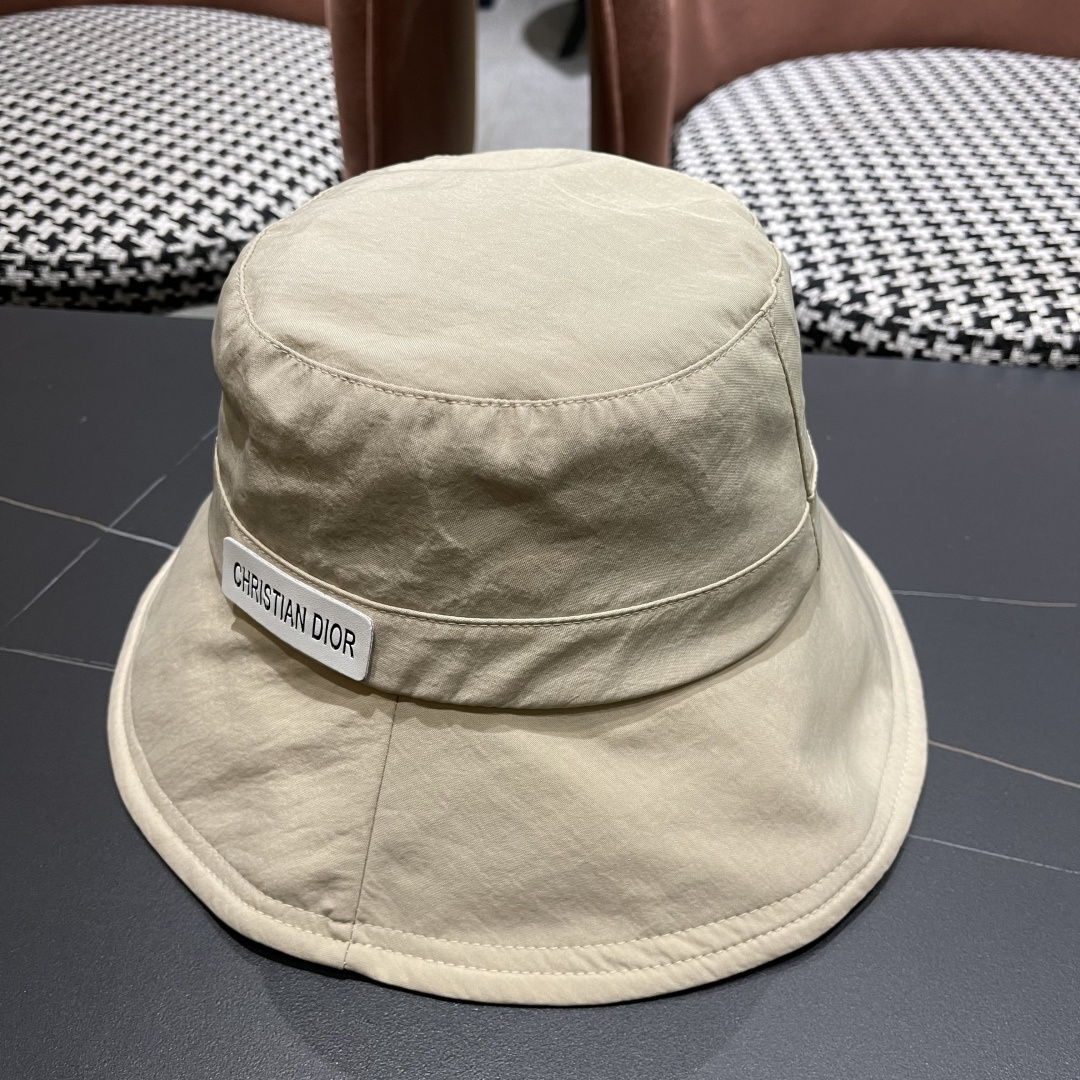  迪奥🧢春夏新款纯色渔夫帽🧢 火爆出货，百搭单品🥰随便搭配都很好看 时尚百搭