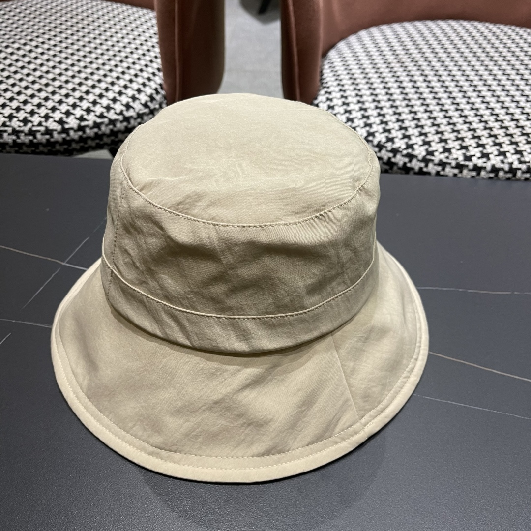  迪奥🧢春夏新款纯色渔夫帽🧢 火爆出货，百搭单品🥰随便搭配都很好看 时尚百搭