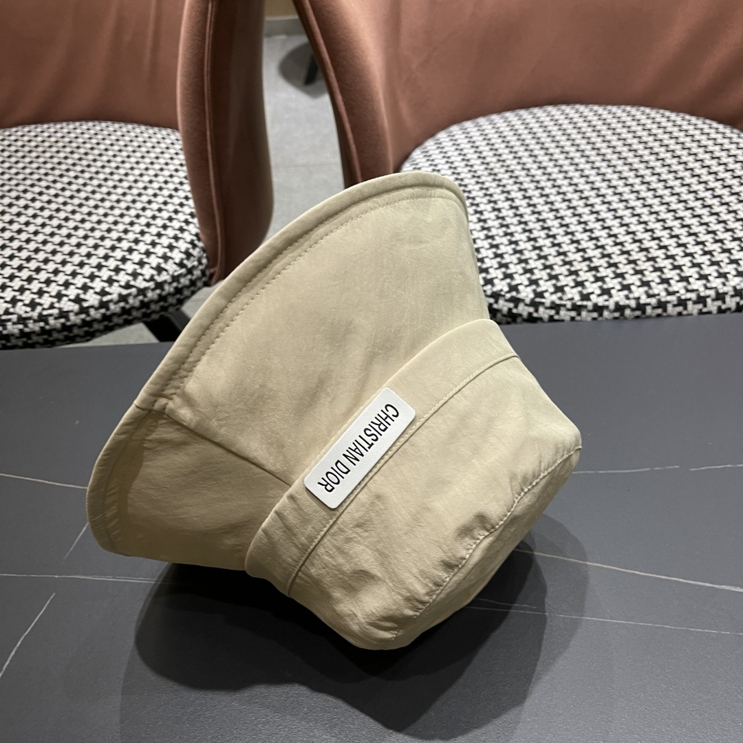  迪奥🧢春夏新款纯色渔夫帽🧢 火爆出货，百搭单品🥰随便搭配都很好看 时尚百搭