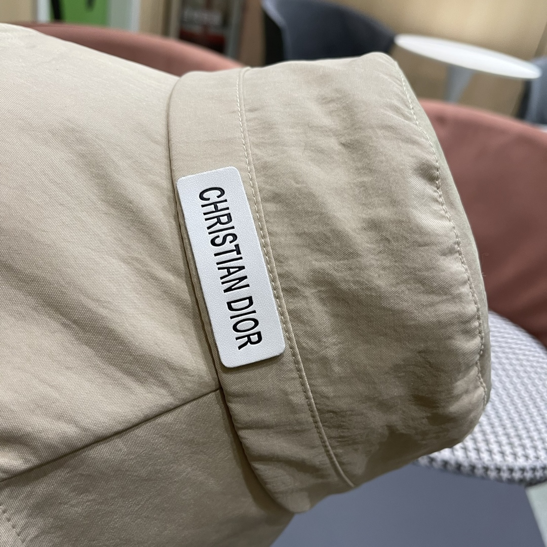  迪奥🧢春夏新款纯色渔夫帽🧢 火爆出货，百搭单品🥰随便搭配都很好看 时尚百搭