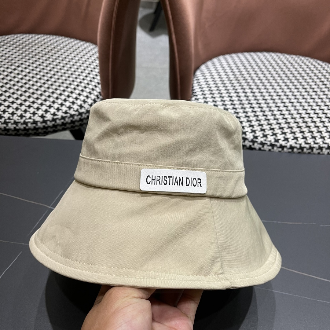  迪奥🧢春夏新款纯色渔夫帽🧢 火爆出货，百搭单品🥰随便搭配都很好看 时尚百搭