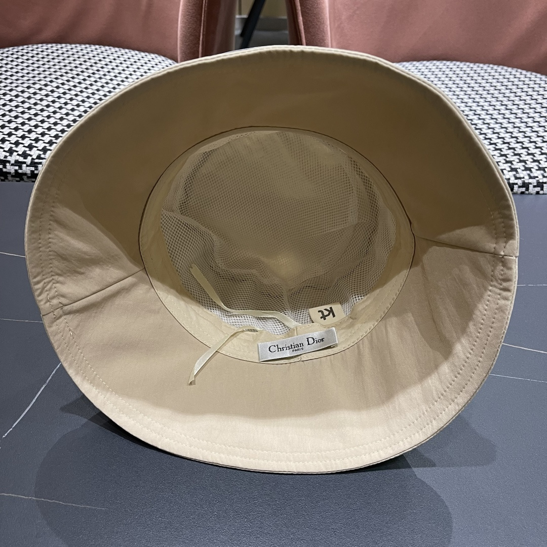  迪奥🧢春夏新款纯色渔夫帽🧢 火爆出货，百搭单品🥰随便搭配都很好看 时尚百搭