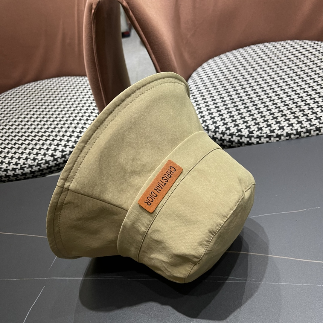  迪奥🧢春夏新款纯色渔夫帽🧢 火爆出货，百搭单品🥰随便搭配都很好看 时尚百搭