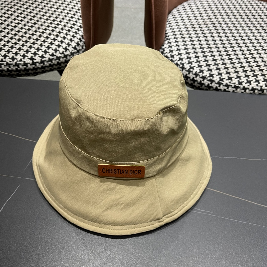  迪奥🧢春夏新款纯色渔夫帽🧢 火爆出货，百搭单品🥰随便搭配都很好看 时尚百搭