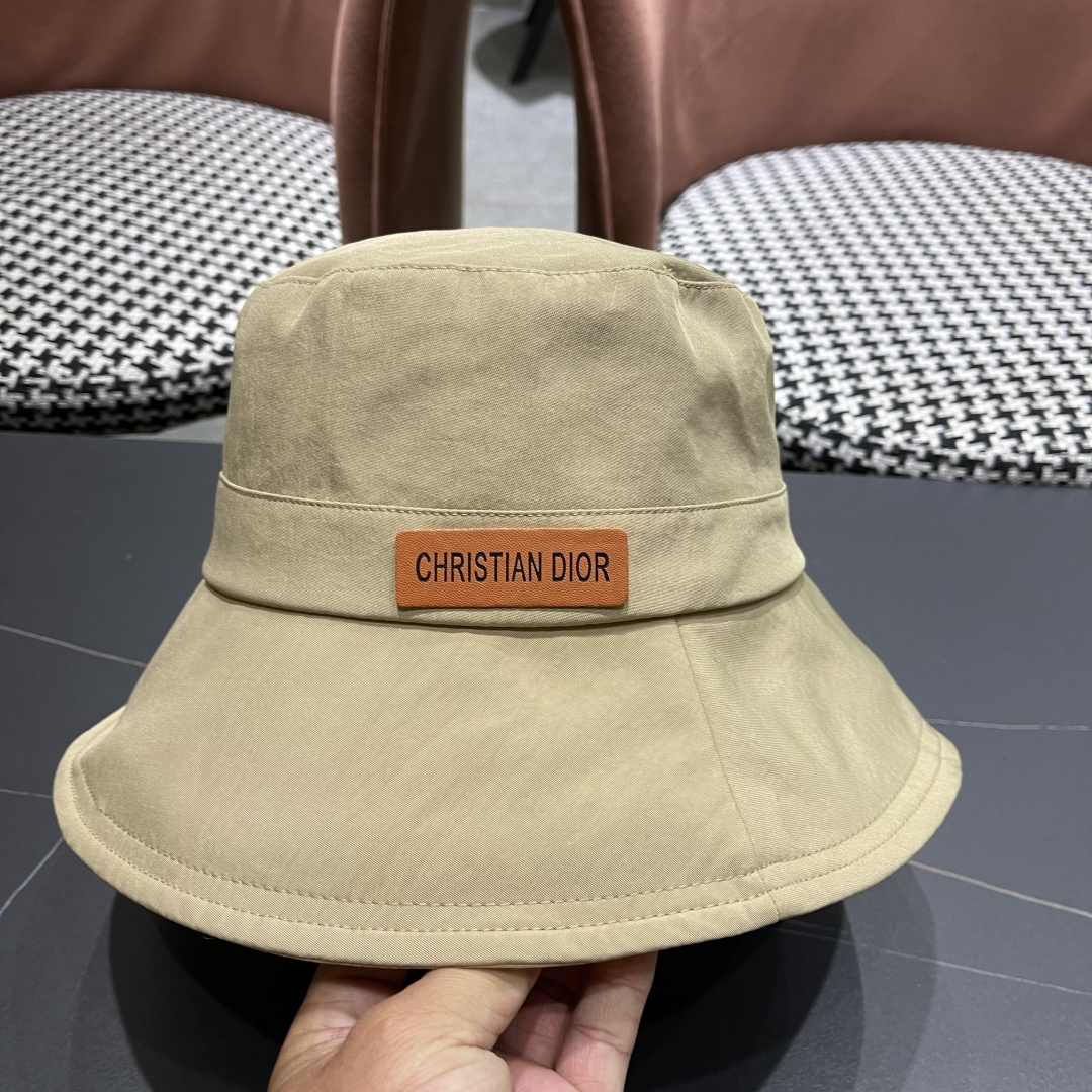  迪奥🧢春夏新款纯色渔夫帽🧢 火爆出货，百搭单品🥰随便搭配都很好看 时尚百搭