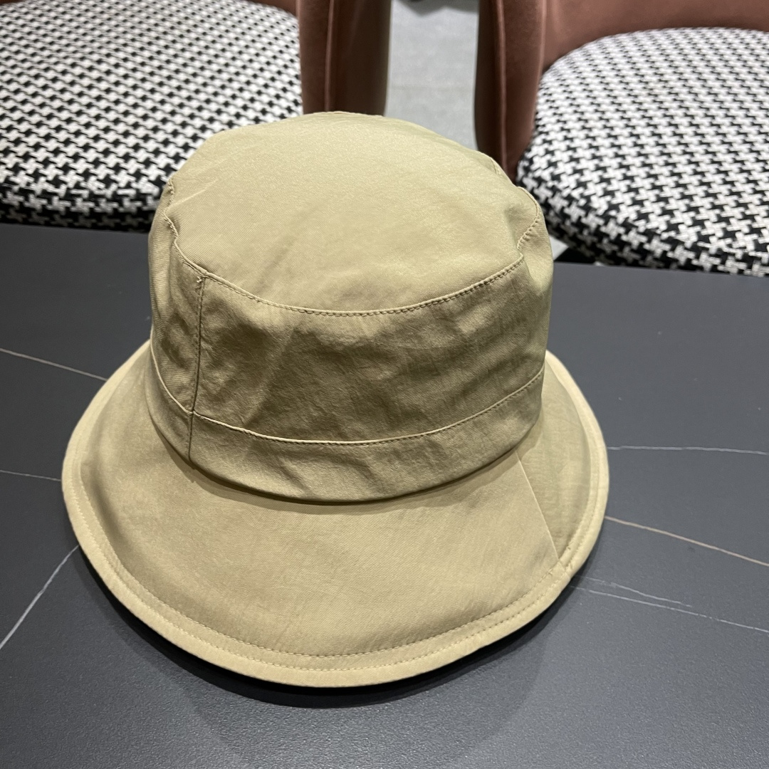  迪奥🧢春夏新款纯色渔夫帽🧢 火爆出货，百搭单品🥰随便搭配都很好看 时尚百搭