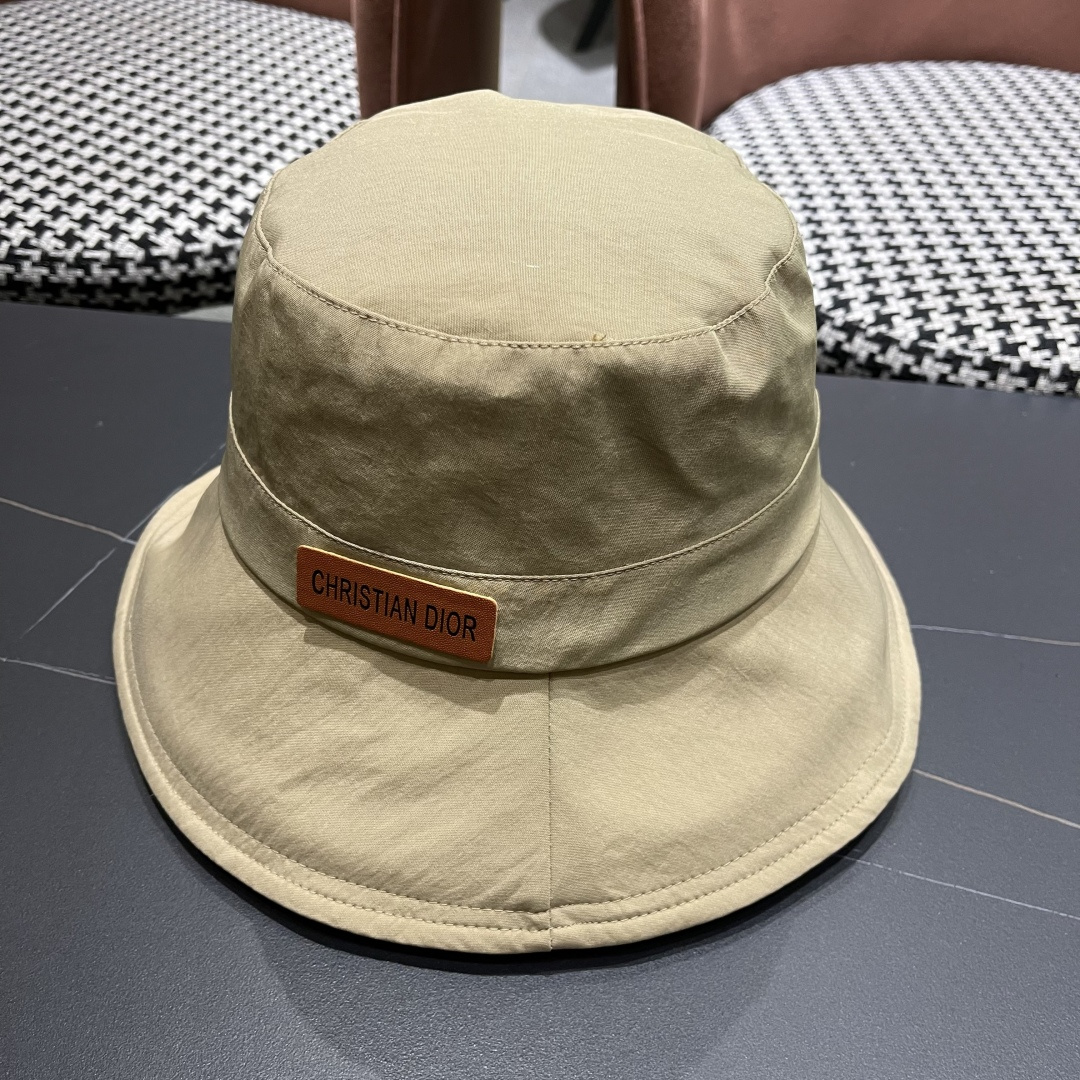  迪奥🧢春夏新款纯色渔夫帽🧢 火爆出货，百搭单品🥰随便搭配都很好看 时尚百搭