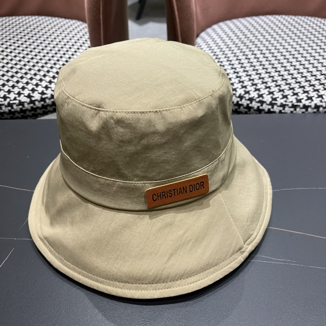  迪奥🧢春夏新款纯色渔夫帽🧢 火爆出货，百搭单品🥰随便搭配都很好看 时尚百搭