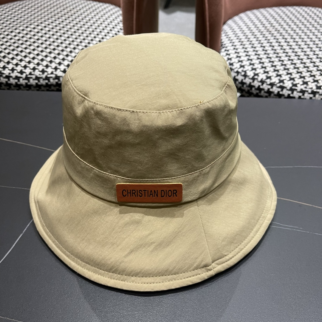  迪奥🧢春夏新款纯色渔夫帽🧢 火爆出货，百搭单品🥰随便搭配都很好看 时尚百搭