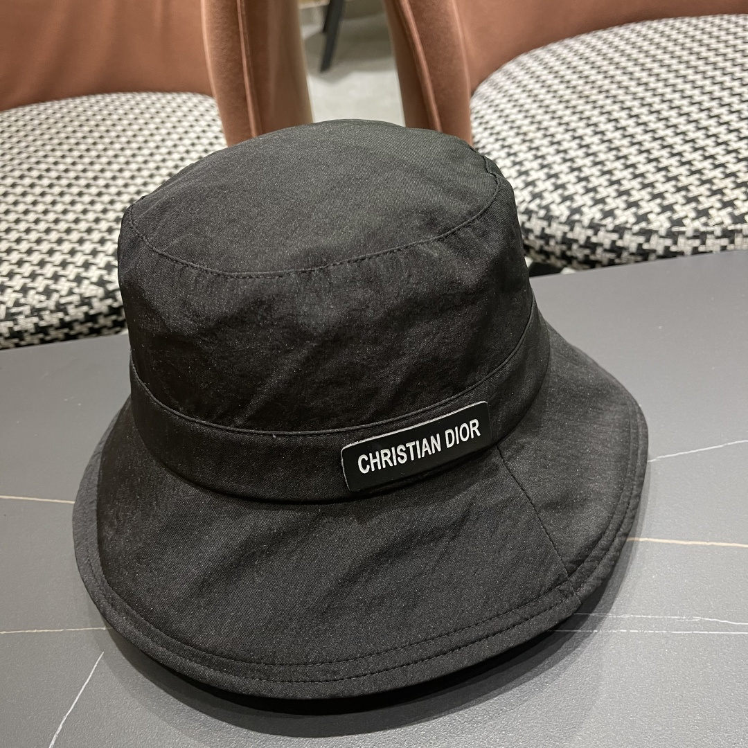  迪奥🧢春夏新款纯色渔夫帽🧢 火爆出货，百搭单品🥰随便搭配都很好看 时尚百搭