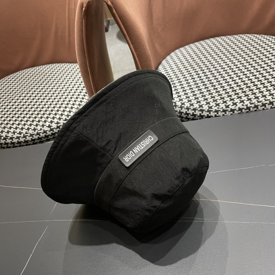  迪奥🧢春夏新款纯色渔夫帽🧢 火爆出货，百搭单品🥰随便搭配都很好看 时尚百搭