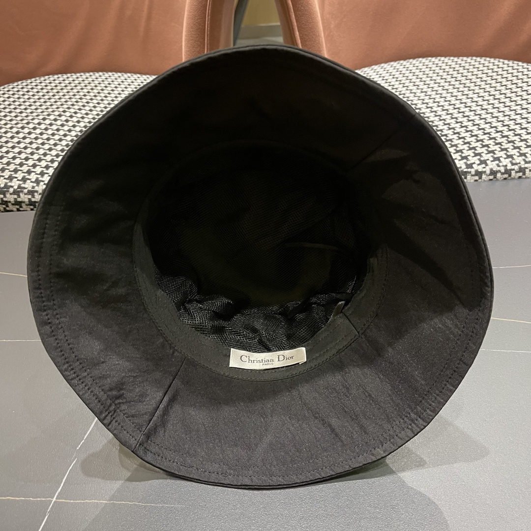  迪奥🧢春夏新款纯色渔夫帽🧢 火爆出货，百搭单品🥰随便搭配都很好看 时尚百搭