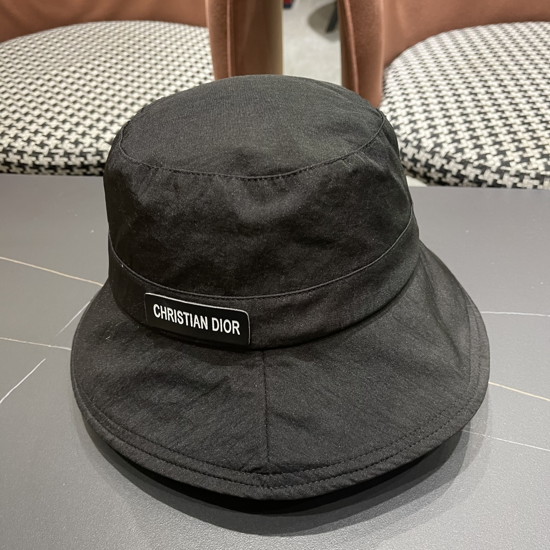  迪奥🧢春夏新款纯色渔夫帽🧢 火爆出货，百搭单品🥰随便搭配都很好看 时尚百搭
