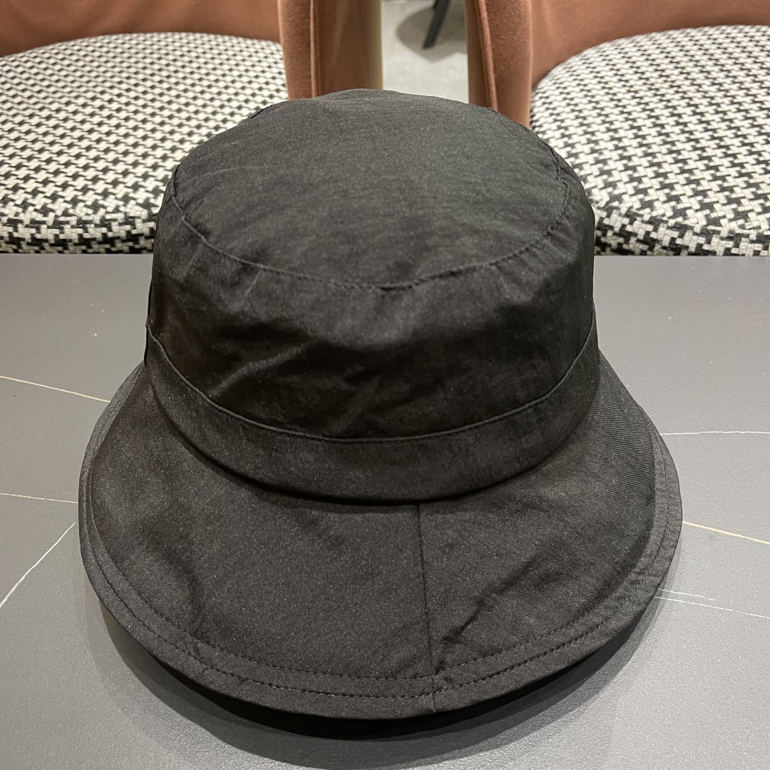  迪奥🧢春夏新款纯色渔夫帽🧢 火爆出货，百搭单品🥰随便搭配都很好看 时尚百搭