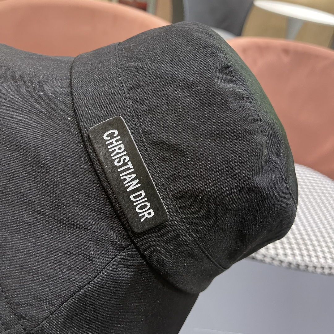  迪奥🧢春夏新款纯色渔夫帽🧢 火爆出货，百搭单品🥰随便搭配都很好看 时尚百搭