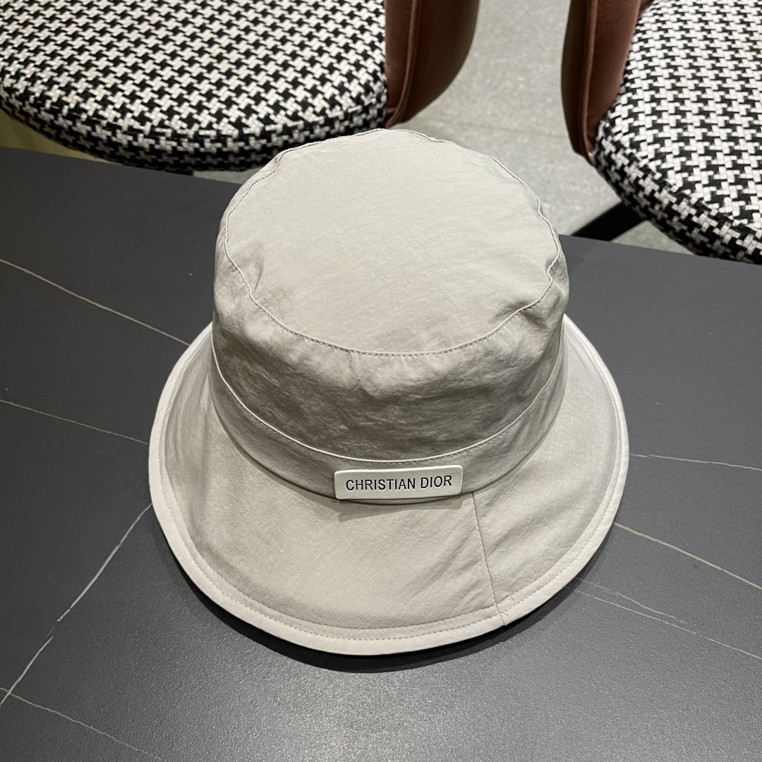  迪奥🧢春夏新款纯色渔夫帽🧢 火爆出货，百搭单品🥰随便搭配都很好看 时尚百搭