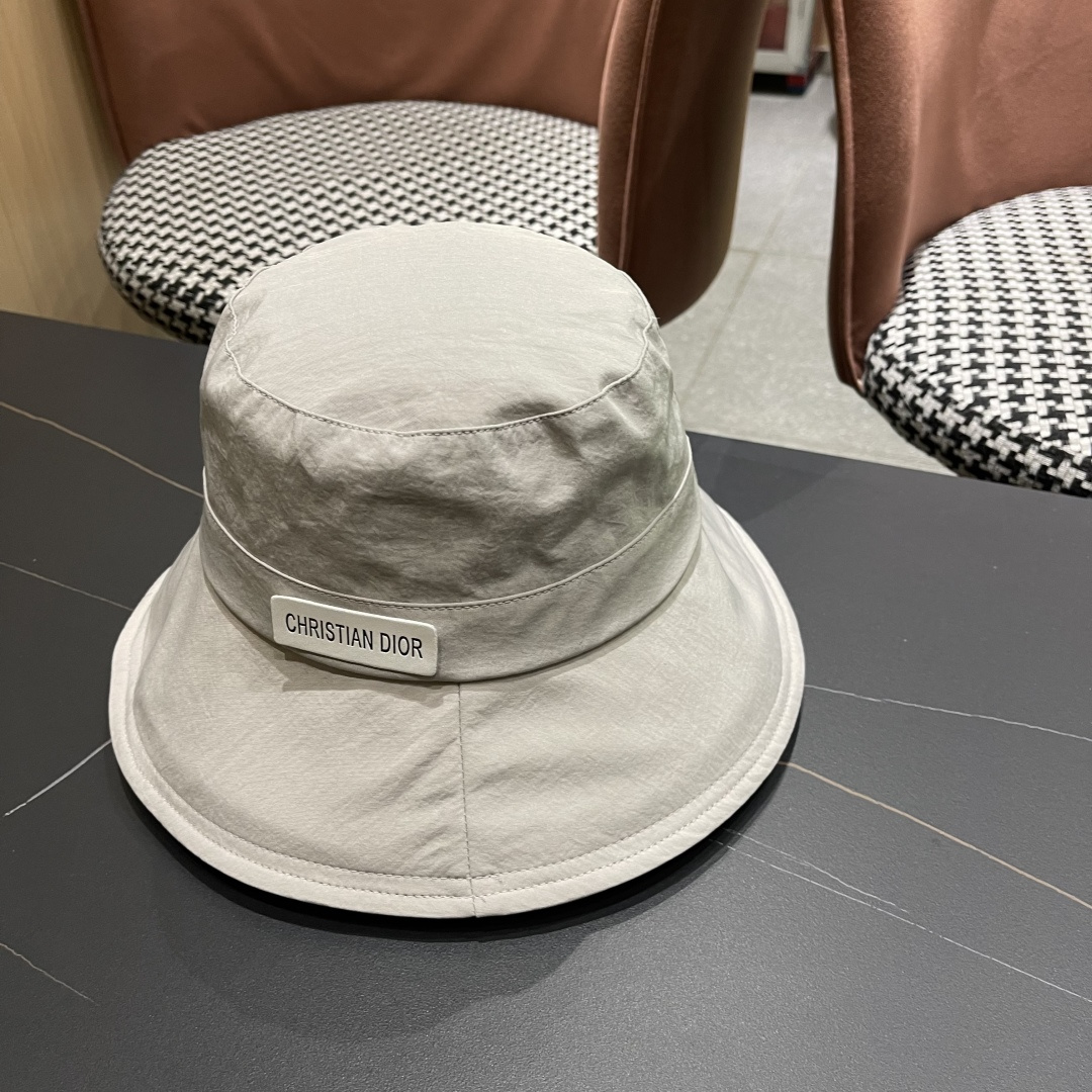  迪奥🧢春夏新款纯色渔夫帽🧢 火爆出货，百搭单品🥰随便搭配都很好看 时尚百搭