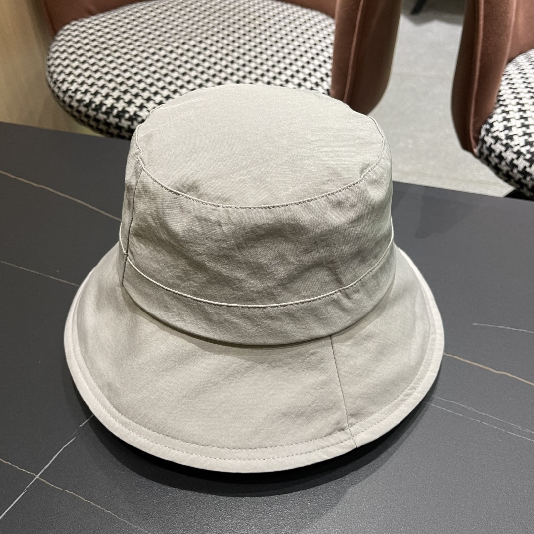  迪奥🧢春夏新款纯色渔夫帽🧢 火爆出货，百搭单品🥰随便搭配都很好看 时尚百搭