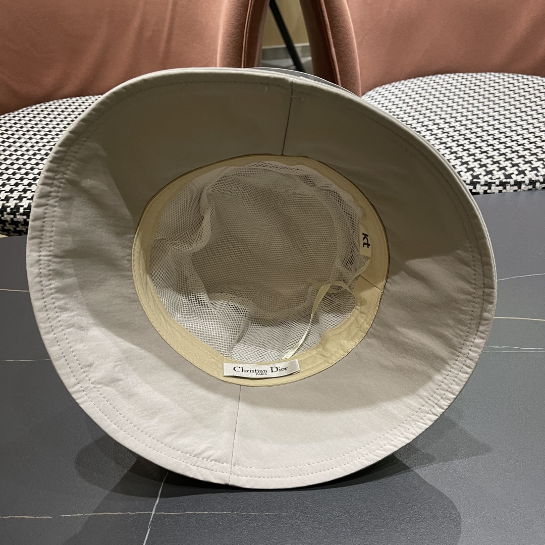  迪奥🧢春夏新款纯色渔夫帽🧢 火爆出货，百搭单品🥰随便搭配都很好看 时尚百搭